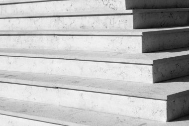 bir tarafta toprak shadoww, siyah ve beyaz fotoğraf ile taş merdiven bakış