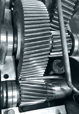 büyük şanzıman vites, gösterilen açık metal kutu, endüstriyel çevre, mavimsi tonu ile siyah beyaz fotoğraf içine bütün seti