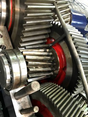 büyük şanzıman açıldı, dişliler, biraz kırmızı bir çizgi, bir şaft mavi kap, endüstriyel ortamlar ile bağlı bütün seti boyalı gösterilen