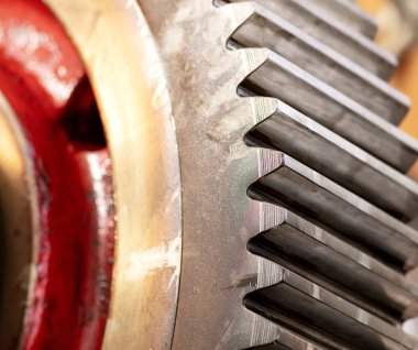 Helisel dişli bir vites kutusu, kırmızı bir işareti ile diş ayrıntı içinde karikatür