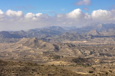 dağ Alicante, dağlar bitki örtüsü olmadan manzara ve mavi bir gökyüzü altında aşınmış
