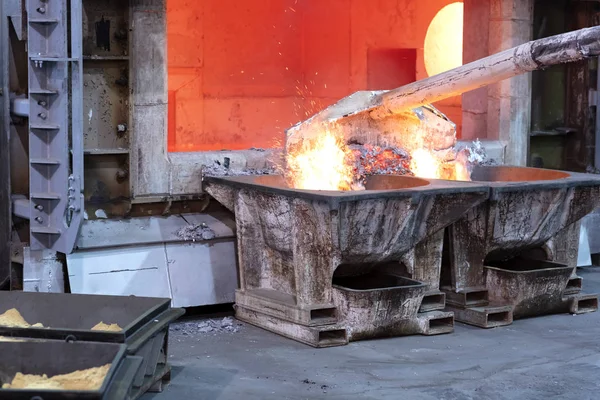 Terjedésű Olvadt Alumínium Öntés Előtt Salak Eltávolítására Alumínium Öntöde Működik — Stock Fotó