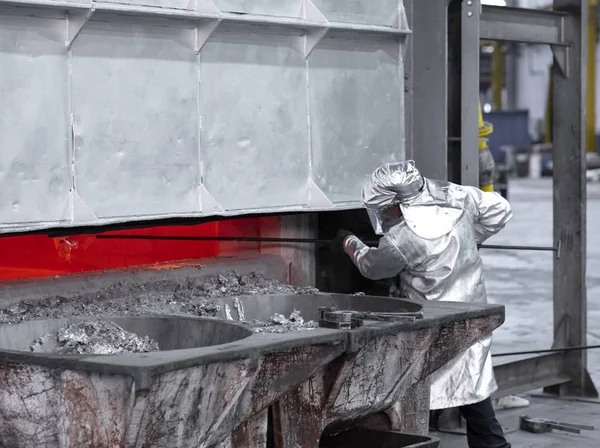 Trabajador Que Toma Una Muestra Aluminio Fundido Desde Interior Gran — Foto de Stock