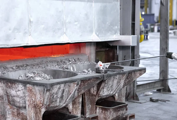 Trabalhador Que Tira Uma Amostra Alumínio Fundido Interior Grande Forno — Fotografia de Stock