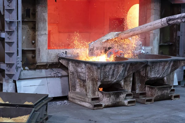 Skimming Gesmolten Aluminium Voor Het Verwijderen Van Dross Voordat Gieten — Stockfoto