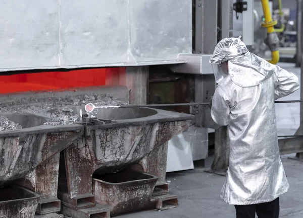 Trabajador Que Toma Una Muestra Aluminio Fundido Desde Interior Gran — Foto de Stock
