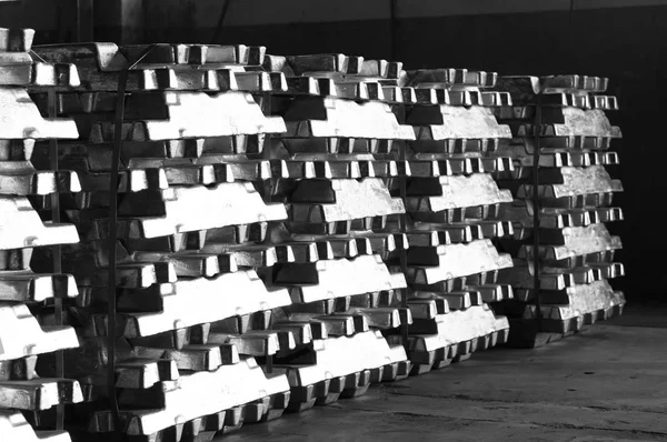 Lingotes Aluminio Apilados Almacén Esperando Fusión — Foto de Stock