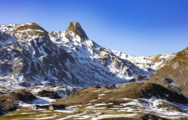 Verschneite Berglandschaft Mit Dem Ersten Schnee Auf Braunem Gras Winter — Stockfoto