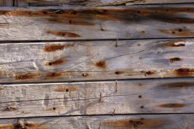 çok eski ahşap plakalar, paslı çivi ve turuncu işaretler. Yüksek çözünürlük ve doku ile fotoğraf