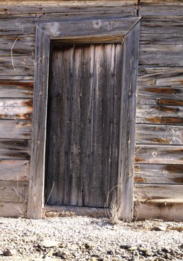 eski ahşap tahta kapı gri bir ahşap duvar çok son yüzyılda binanın içinde 