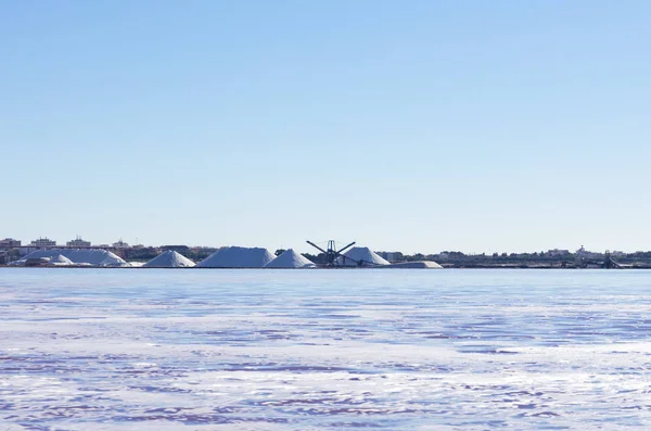 Λευκό Αλάτι Βουνά Μπλε Φόντο Ροζ Λιμνοθάλασσα Μπροστά Τους Χάρη — Φωτογραφία Αρχείου