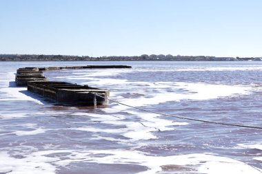 bargues demir tuzlu lagün üzerinde yüzen boş