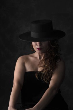 siyah İspanyol şapkalı kız