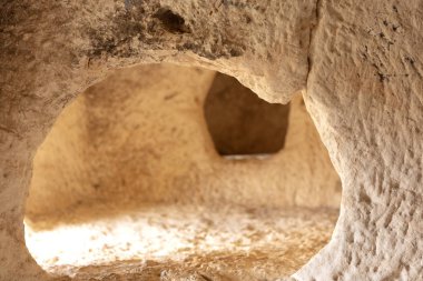 dağın içine kazdık mağaralar