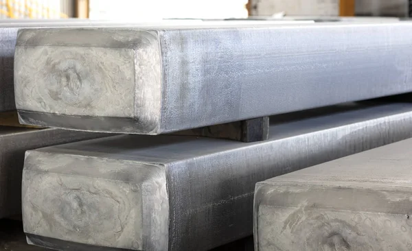 Duże aluminiowe płyty ułożone — Zdjęcie stockowe