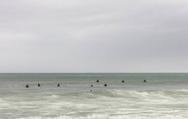 sörfçü dalga bekliyor