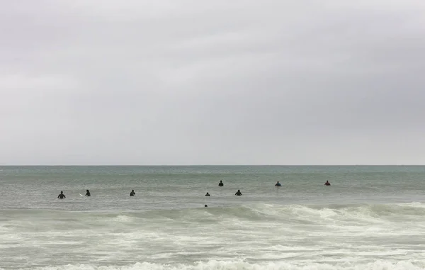 Surfistas esperando la ola —  Fotos de Stock