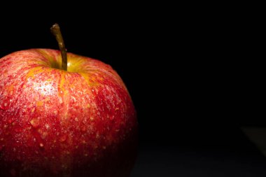 siyah üzerine kırmızı elma