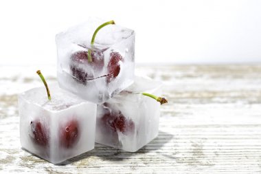 buz küpleri içinde kiraz