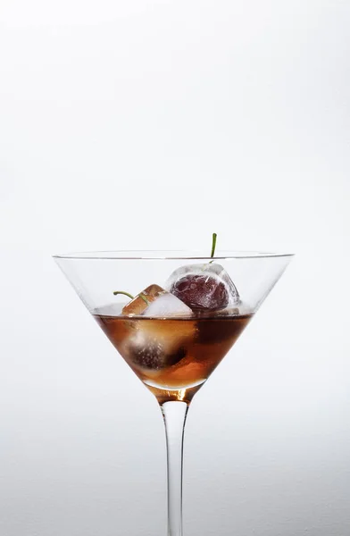 Cocktail vermelho com cerejas — Fotografia de Stock