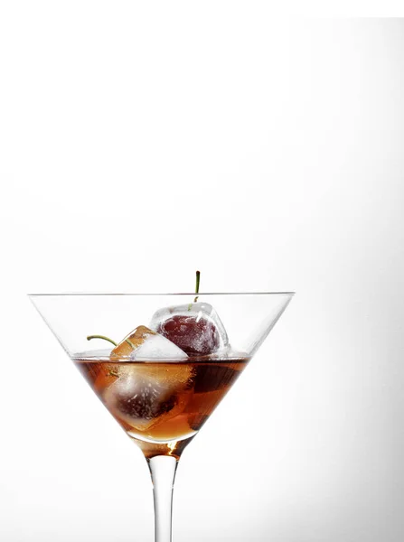 Copo de cocktail com cerejas — Fotografia de Stock