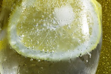 altın arka planda soda kabarcıkları