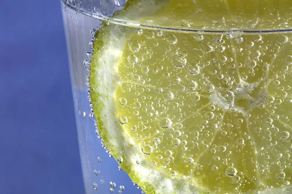 Свежая сода с лимоном — стоковое фото