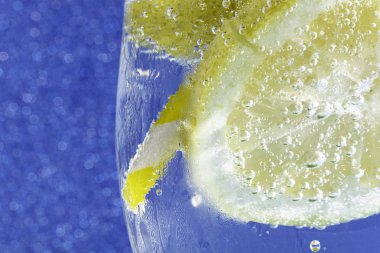 parlak mavi makro üzerinde soda