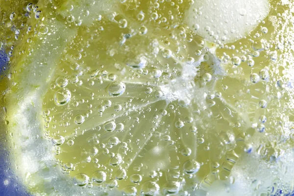 Lemon slice in soda macro — Stock Photo, Image