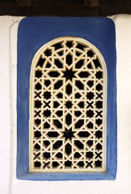 Mavi bir çerçeve penceresiyle