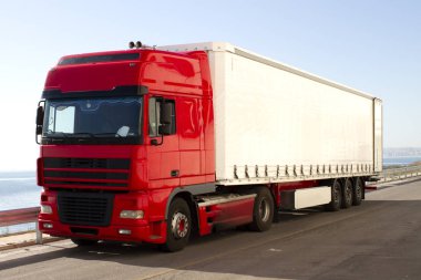 kamyon kırmızı ve beyaz