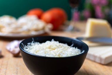 Yemek malzemelerinin arasında rendelenmiş peynir kavanozuna odaklan..