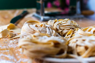 Ev yapımı erişteli makarnanın seçici odak noktası..