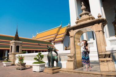 Tayland'da ünlü turistik ve casual giyer kadın Asya backpacker yürüdü.