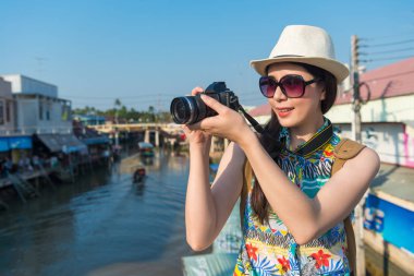 Onun hayatını kaydetmek için bir kamera tutarak ve yüzen pazarı fotoğraf çekme Asya kadın turist.