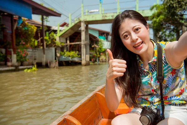 Jovem Que Tira Selfie Viagem Barco Com Fundo Flutuante Mercado — Fotografia de Stock