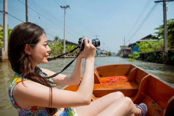 Mujer Joven Tomando Fotos Cámara Con Vista Del Mercado Flotante — Foto de Stock