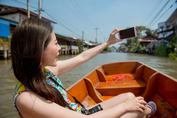 Žena Cestujícím Selfie Její Chytrý Telefon Damnoen Saduak Plovoucí Trh — Stock fotografie