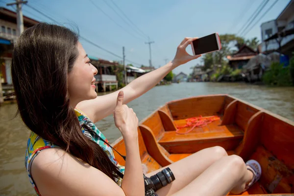 Mulher Sorridente Topo Tanque Fazendo Selfie Fundo Mercado Flutuante Bangkok — Fotografia de Stock