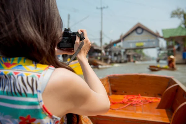 Turista Thajsku Navštívit Plovoucí Trh Přičemž Fotografie Pomocí Fotoaparátu Vyhlídkové — Stock fotografie