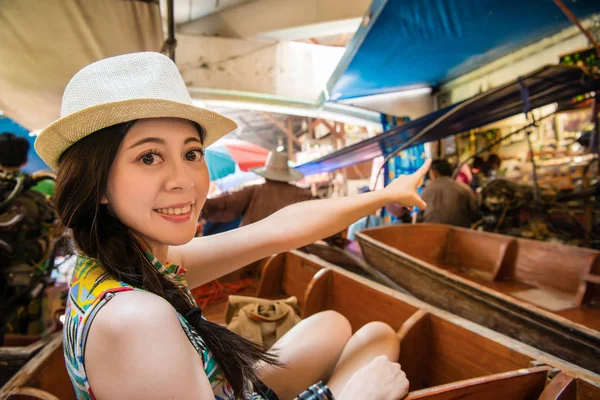 Viajando Jovem Mulher Asiática Com Chapéu Palha Apontando Para Longe — Fotografia de Stock