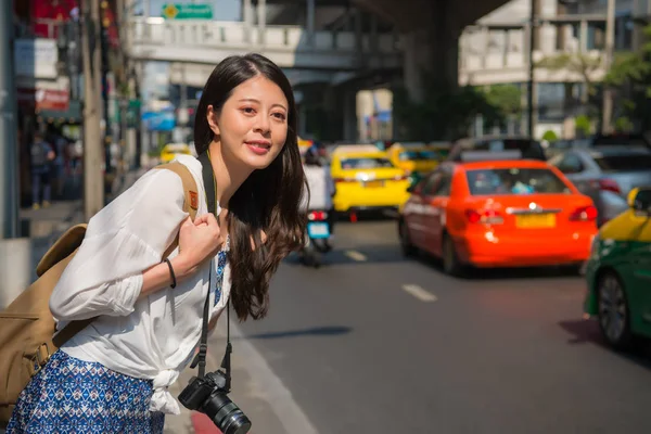 Путешественница Женщина Дороге Ищет Такси Фон Городской Пробки Азиатка Вызовом — стоковое фото