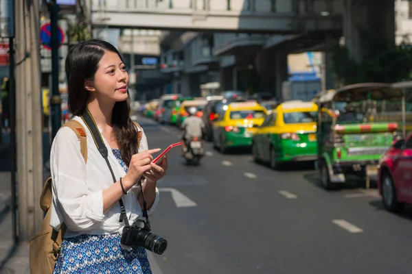 Μικρά Ασίας Backpacker Ενηλίκων Χρησιμοποιώντας Smartphone Διαβάζοντας Ταξιδιωτικός Οδηγός Για — Φωτογραφία Αρχείου