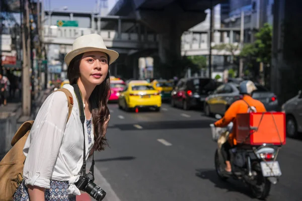 Mulher Viajante Estrada Procura Fundo Táxi Engarrafamento Urbano Mulher Asiática — Fotografia de Stock
