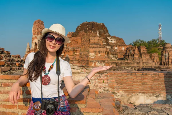 Красивая Азиатка Путешествовать Аюттхая Таиланд Приветственным Жестом Рукой — стоковое фото