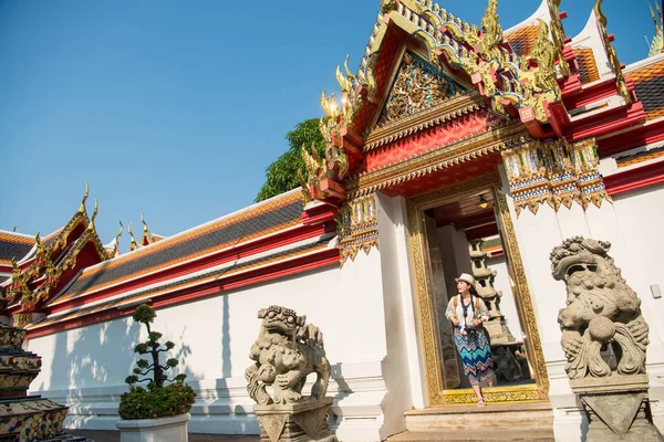 Asiatische Besucherin Tritt Aus Dem Tor Des Antiken Tempels Zwei — Stockfoto