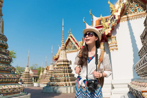 Asiatische Frau Die Der Straße Des Antiken Tempels Durch Das — Stockfoto