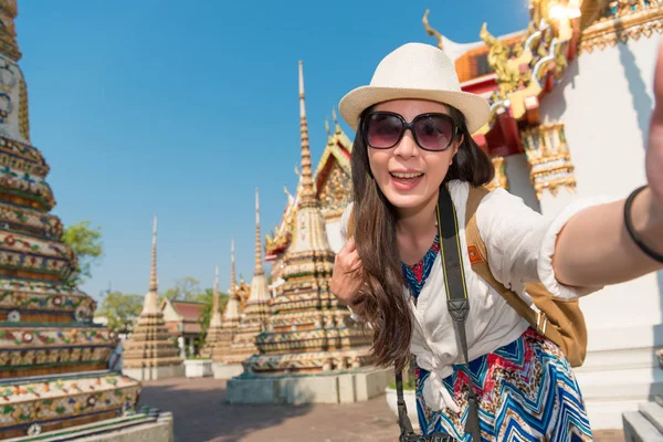 Asiatische Frau Die Durch Die Enge Gasse Des Antiken Tempels — Stockfoto