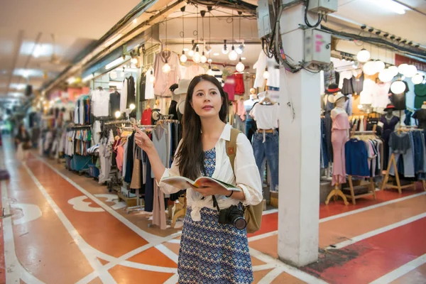 Asiatische Frau Findet Ihren Weg Der Siam Square Street Dies — Stockfoto