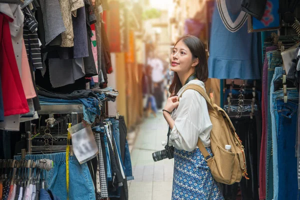 Asiatique Femelle Shopping Touristique Dans Allée Est Rempli Vendeurs Recherche — Photo